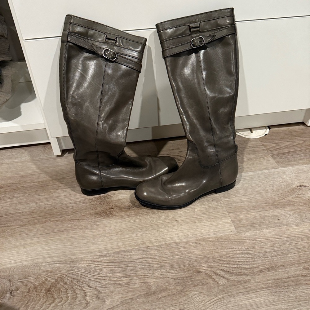 Stylish AGL leather boots. Grey, size 37.5